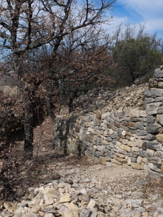 Après reconstruction du mur en pierre sèche
